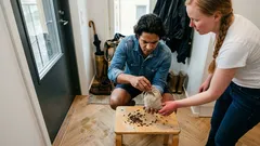 Neilikka tuoksupussissa ulko-ovella: miksi se on yllättävän suosittu – ja miten teet sen oikein