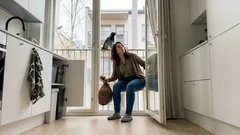 Miksi varis ääntelee pihassa päivällä? Käheä “kraa” voi kertoa enemmän kuin arvaat